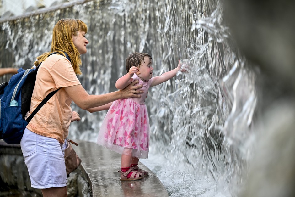 Russian with a child in the center of Moscow, July 2024 (illustrative photo)
