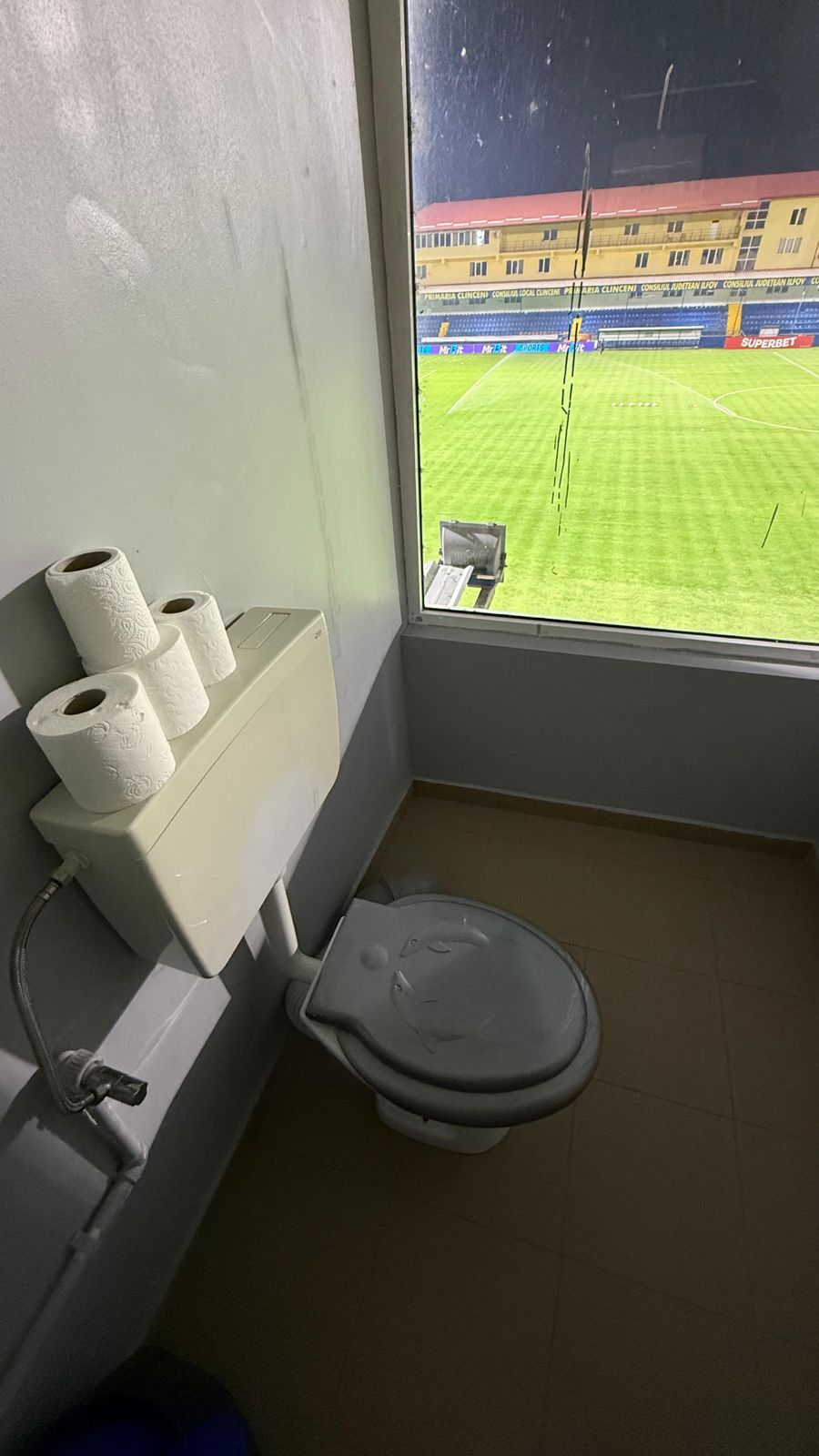 Image with the toilet in the Lodge of the Hospets, from the Clinceni stadium. Photo: Gazeta Sports - GSP.ro