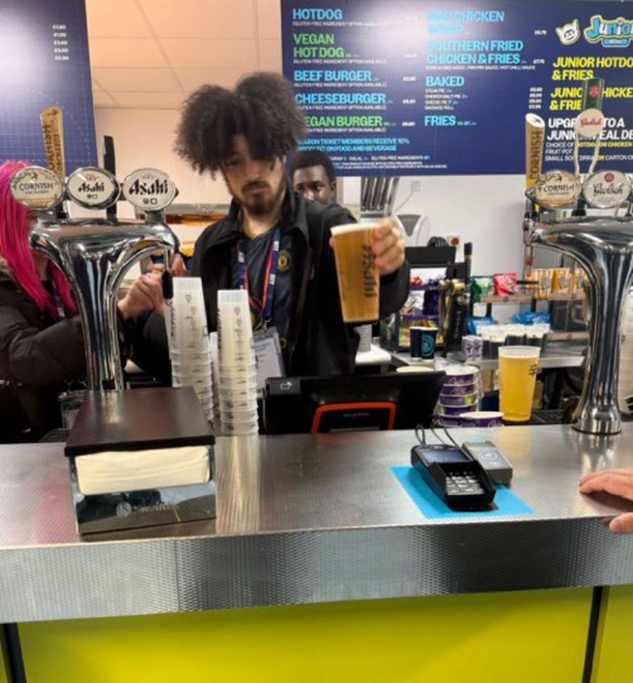 He was selling beer at the derby with Manchester City in the rival shirt! »What happened to the bartender on Etihad