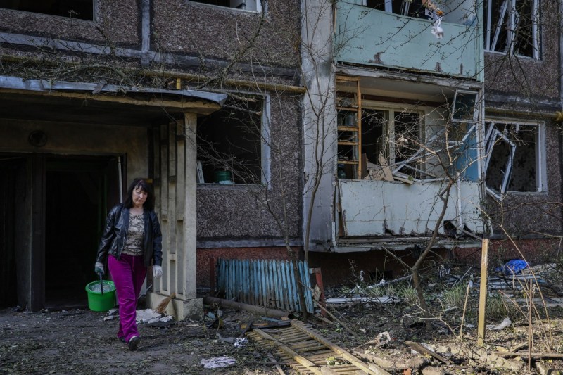 Unusual case in Ukraine. The Russians parachute