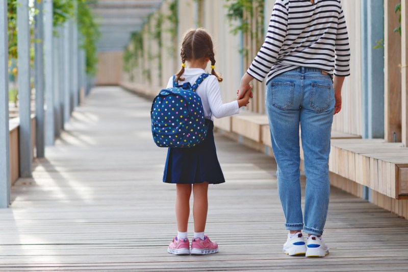 The first day of school, with the backpack, but the gate closed. The boycott of the teachers transform the emotion of the beginning into confusion. Photo: Shutterstock