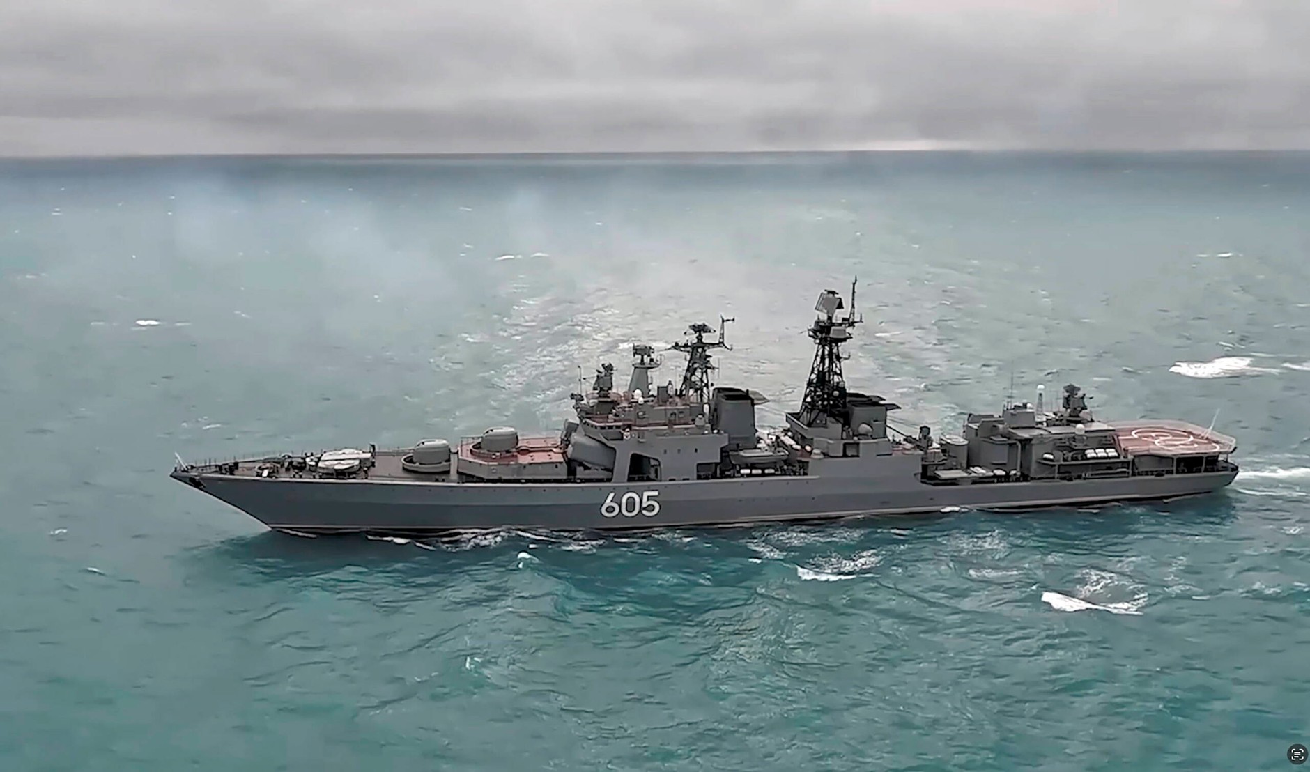 Okręt wojenny Floty Północnej rosyjskiej marynarki wojennej biorący udział w ćwiczeniach "Zapad 2025", Rosja, 12 września 2025 r.