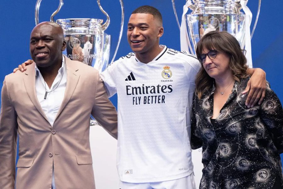 Kylian Mbappe, along with his parents, at the presentation at Real Madrid in the summer of 2024 / Photo: Imago Kylian Mbappe, harshly criticized that he is holding the mother's skirt! »