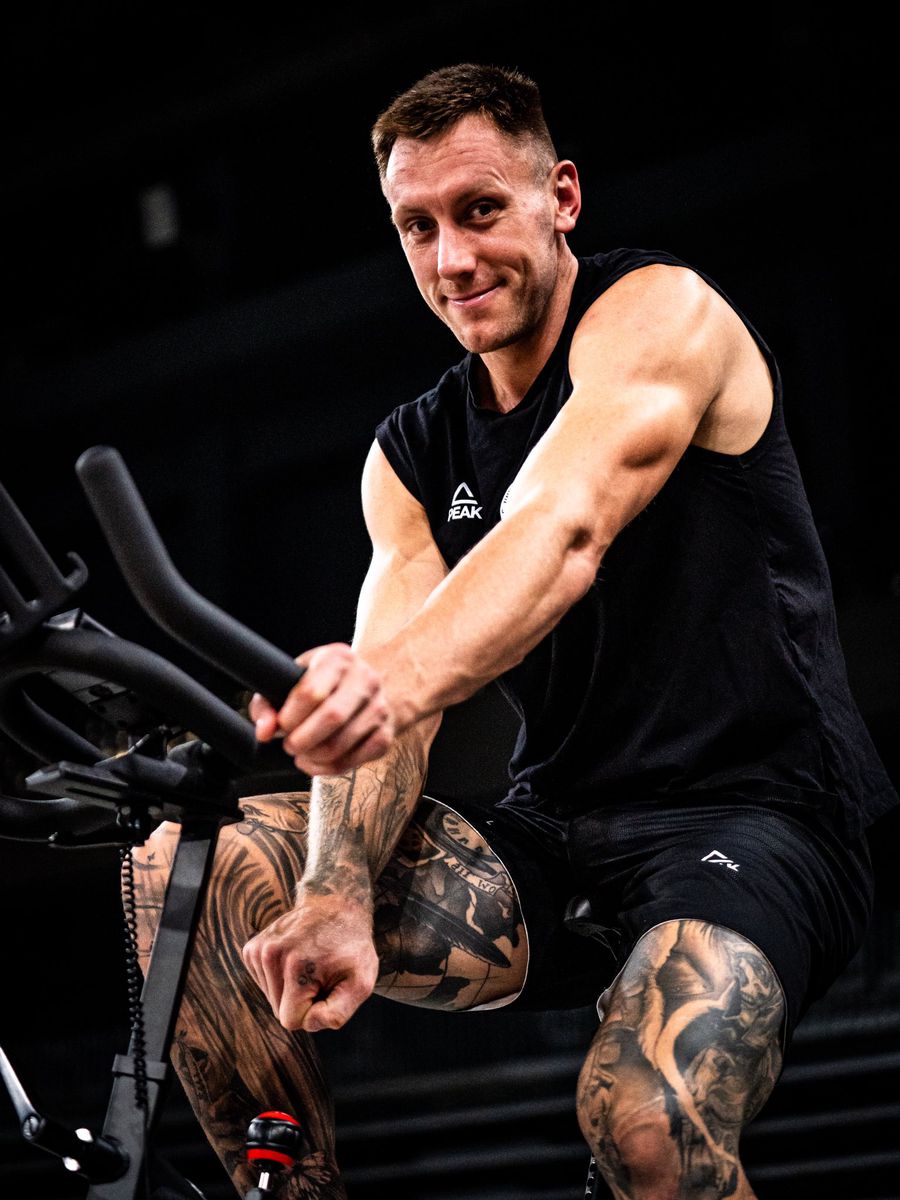 The Australian who came to Romania revealed his passions! Salt with parachute, practice Jiu-Jitsu and build an era machine: 