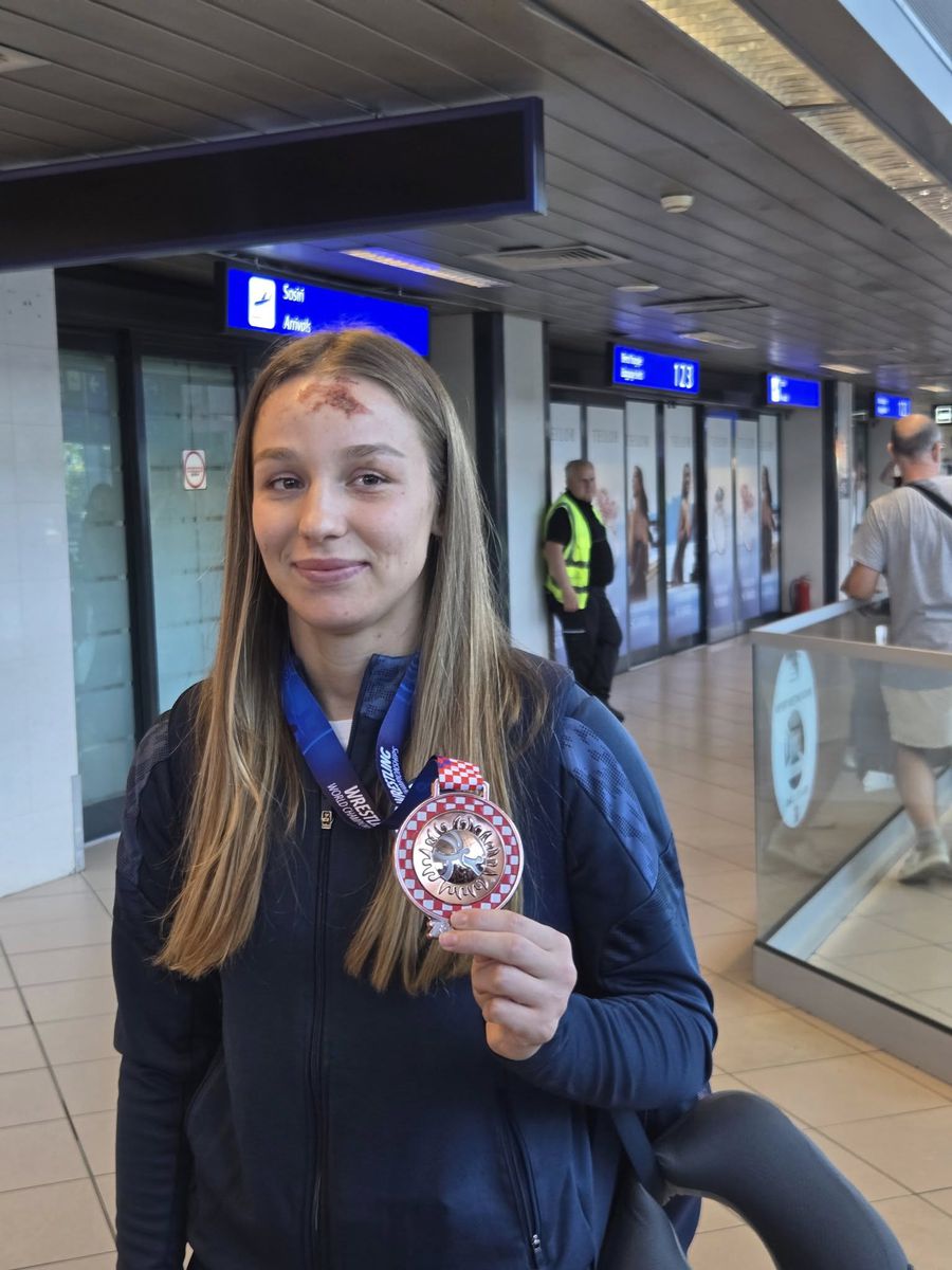 Andreea Ana upon arrival in the country foo frl The fighter Andreea Ana, bronze medalist, acquired an unwanted souvenir from the World Championships: