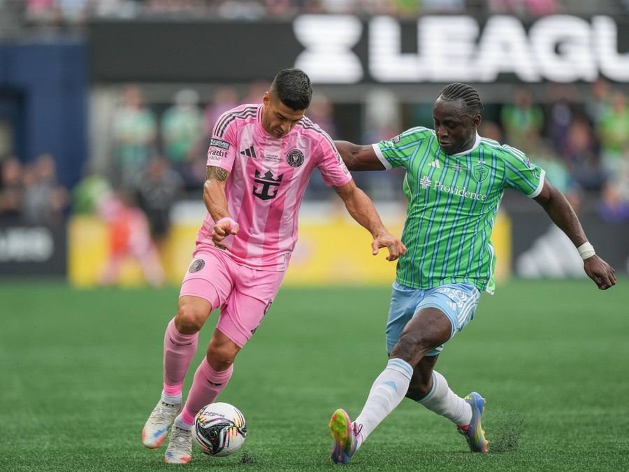 Luis Suarez (Inter Miami), in a duel with Yeimar Gomez (Seattle Sounders) / Photo: Imago He apologized, but he was not spared! »Sanction received by Luis Suarez after spitting an opponent