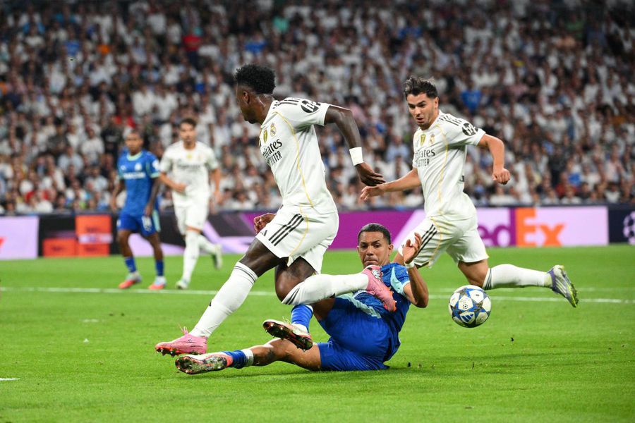 In the fall, after dispossessed Vinicius, Facundo Medina (photo, blue) touched the ball with his hand / photo: Imago The legends of French football caught fire:
