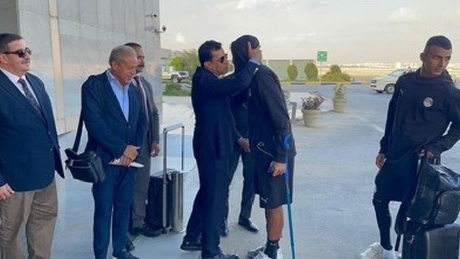 Omar Marmoush, in crutches, at the airport / photo: x Crovement crisis before Manchester derby! 13 players might be missing
