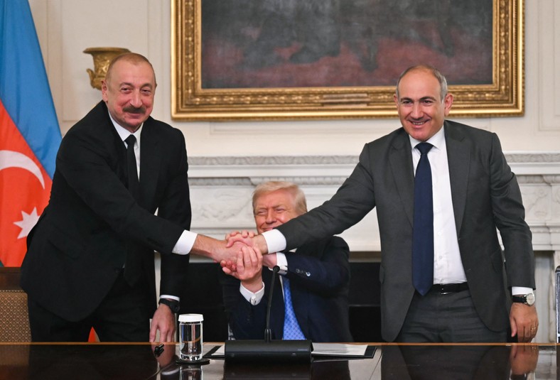 President Azerbaijan Ilham Alijew (on the left), US President Donald Trump and Prime Minister Armenia Nikol Paszynian handle their hands during the ceremony of signing an agreement at the White House in Washington, August 8, 2025.