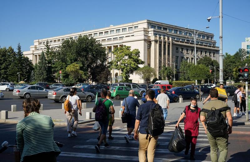 People on the street in Victoriei Square in Bucharest, photo: LCV / Alamy / Alamy / Profimedia