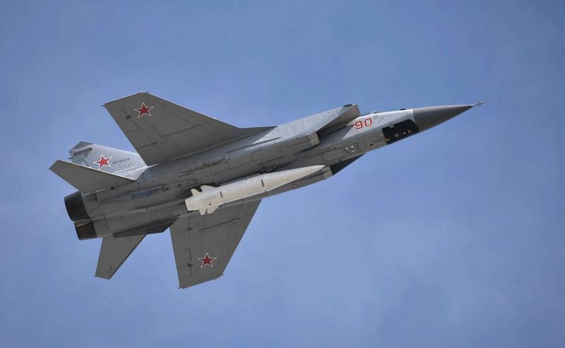 A MIG-31 armed with a Kinzhal rocket, photo: Zvezda / East2west News-Willwest News / Profimedia
