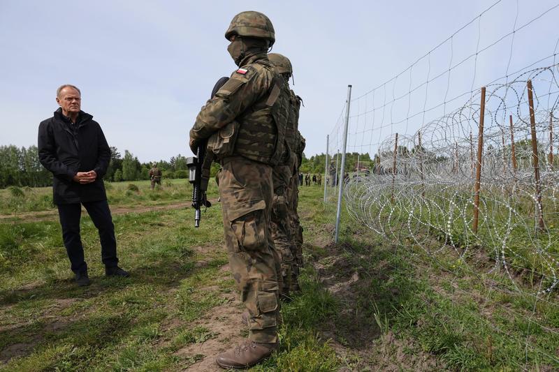 Donald Tusk, on the border between Poland and Belarus, photo: Pawel Supernak / Pap / Profimedia