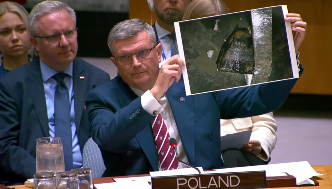 Marcin Bosacki during a speech in the UN showing fragments of Russian drones