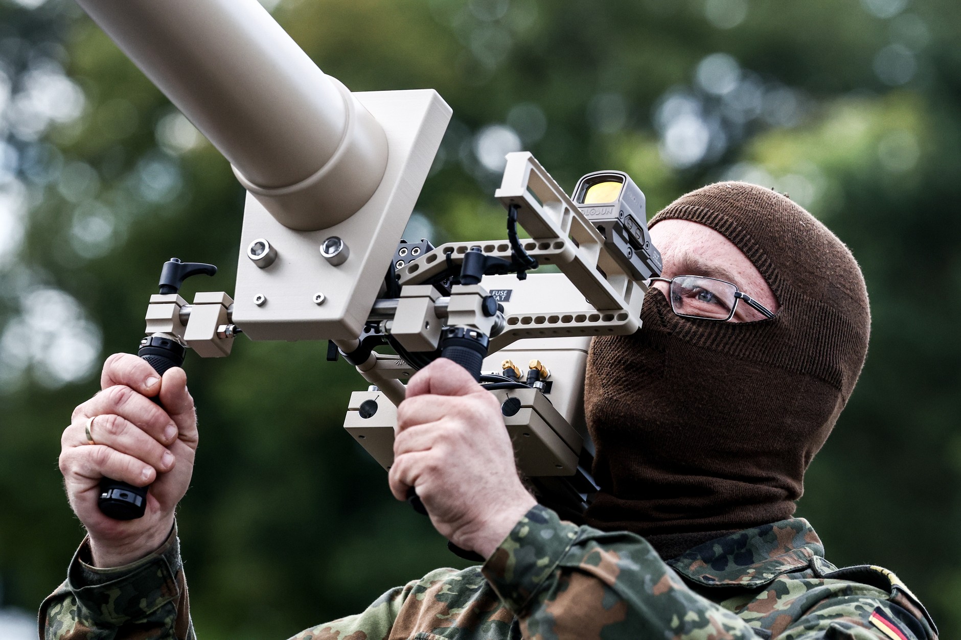 The Bundeswehr soldier uses a device that interferes with drones during exercise. Hamburg, September 26, 2025