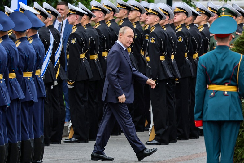 Władimir Putin z żołnierzami podczas ceremonii w Moskwie, 22 czerwca 2025 r. (zdjęcie poglądowe)