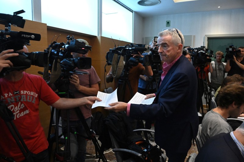The head of the largest airline in Europe signals an important problem 