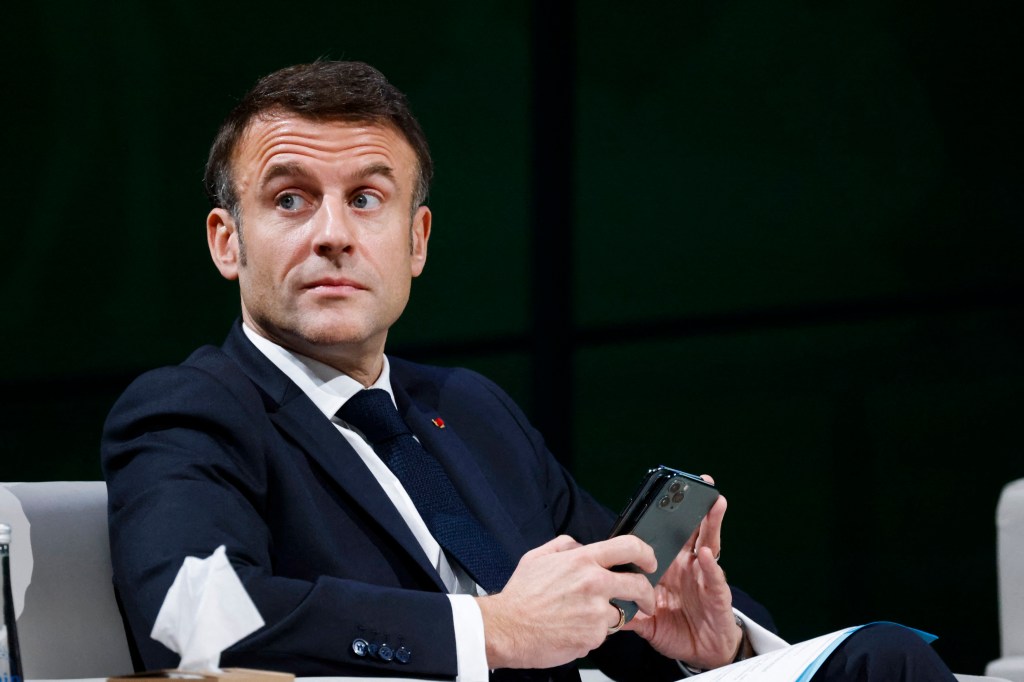 Emmanuel Macron with your phone in hand / photo: Ludovic Marin / AFP / Profimedia