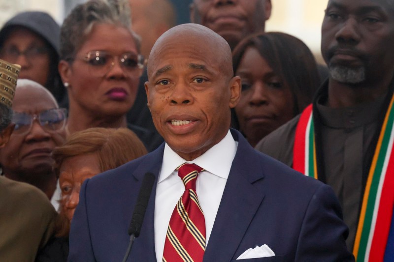 Video New York Mayor Eric Adams withdraws from the election race, one month before the election