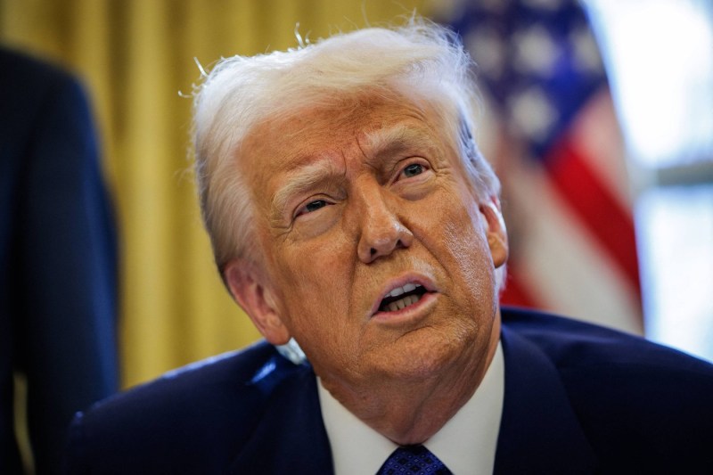 Donald Trump's signature on a greeting with sexual allusions to Jeffrey Epstein. The photograph made public by the democratic congressmen