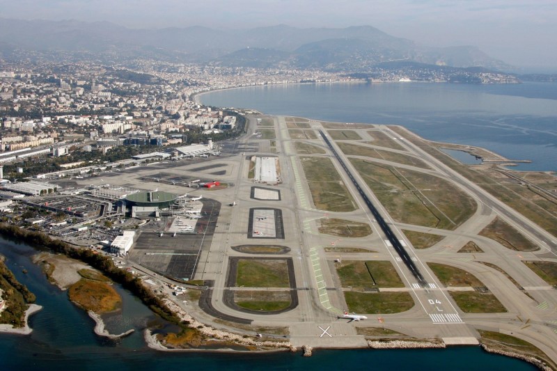 Video Aviation catastrophe avoided at the last moment at an airport in France. A pilot was wrong to the landing track