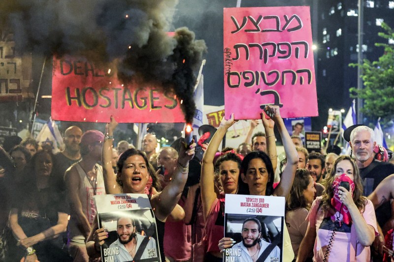 Israel defends his bombardment in Qatar in front of the families of the hostages, saying that he monitors