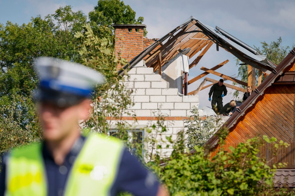 The police and the army evaluate the damage produced to a dwelling for the fall of a drone in the town of Wyryki-Wola, September 10, 2025. Photo: Wojtek Radwanski / AFP / Profimedia