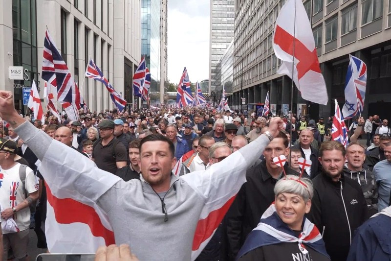 Video Video proportions of the extreme-right in London. Over 100,000 people asked to respect the right to free expression