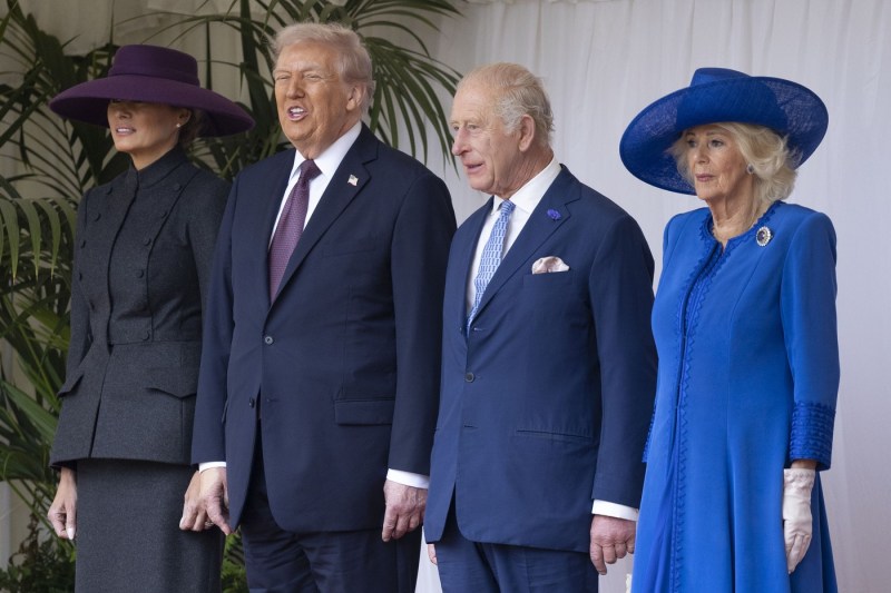 A sword, a book, a brooch, a engraved frame. What gifts will trump wives share their wives and the British royal couple on the occasion of the visit to Windsor