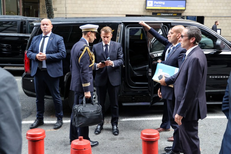 Macron video, forced by Trump to walk. 