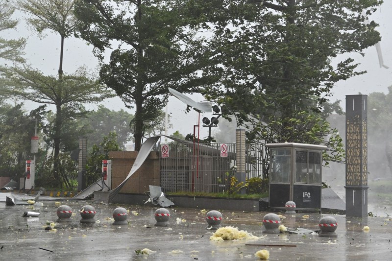 Video the super-tayfun Ragasa hit the southern China. Two million people, evacuated from the path of the storm that has already ravaged Taiwan and Philippines / dozens of dead and over 100 missing