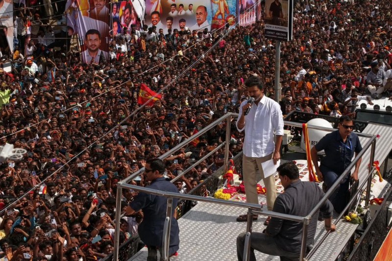 Video election rally soldier with dozens of dead in India. Candidate is a movie star