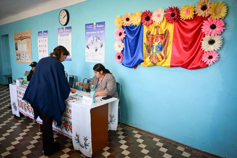 With whom the Moldovans voted who went to the two open polling stations in Russia. Over 4,000 chose to vote in Moscow