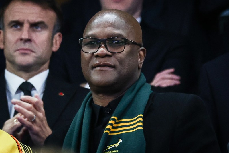 Ambassador found dead in front of a hotel in Paris after his wife received a worrying message