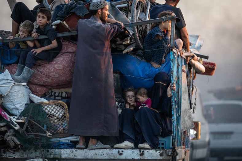 Palestinians run away from the Gaza Strip