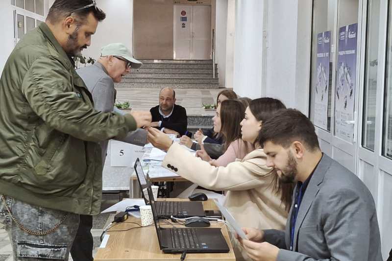 Moldovans mobilize and approach 900,000 votes. By 2:00 pm they voted more than the past parliamentary elections / over 110,000 votes come from the diaspora 