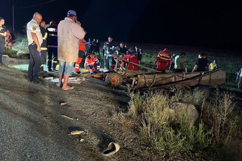 Two people lost their lives and three were injured, including a pregnant young woman, after a utility vehicle collided with a wagon in Iasi county. The horse that tows the workshop died