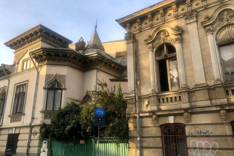 The jewelry in the Armenian neighborhood that lies in comparison. It is the house of the founder of the ADESGO factory, the emblem of female elegance in inter -war Bucharest