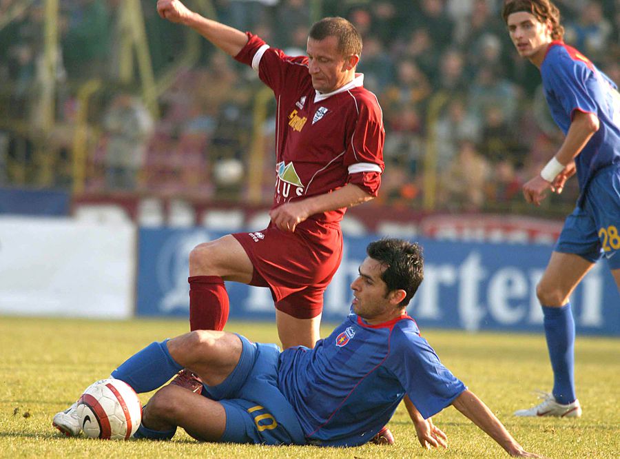 Dorinel Munteanu in the CFR shirt. Photo: sportpictures.eu