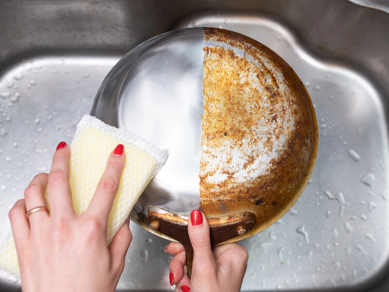 Here's what you can do to remove carbon deposits from a frying pan without using aggressive chemicals. The dirt slides down before our eyes