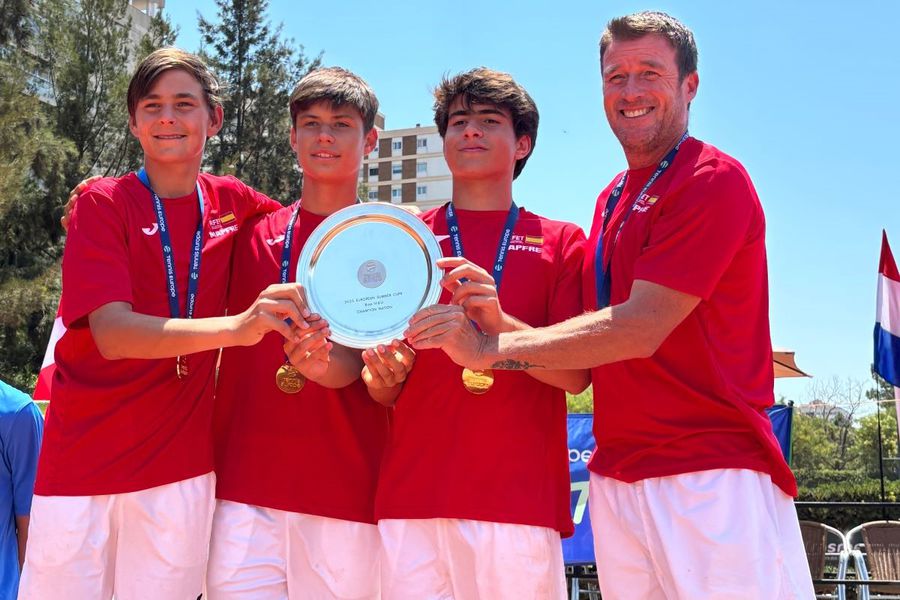 He is 14 years old and is following in the footsteps of his older brother, ATP leader Carlos Alcaraz: 