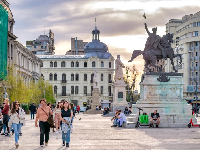 Bucharest, center, people, statue