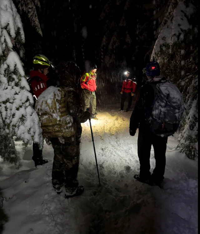 The mountain rescuers intervene to bring them safely to the base of the mountain. Photo: Facebook