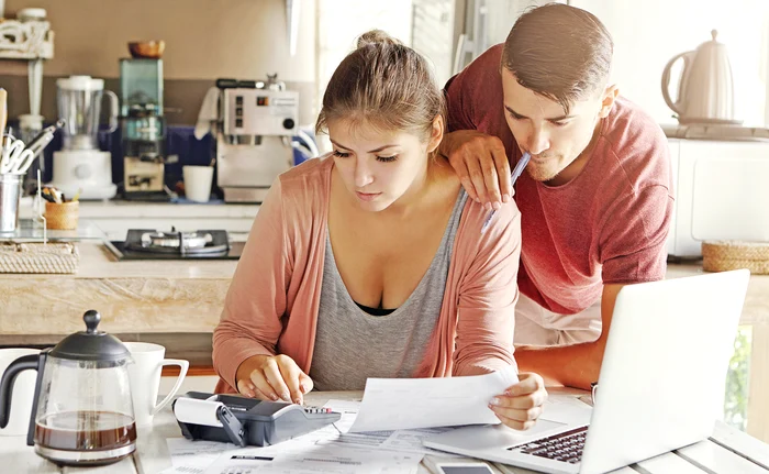young people who make calculations, woman, man, laptop, computer, kitchen