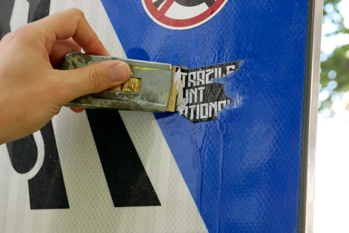 An indicator can be cleaned of stickers in 15 minutes, says Julian. Photo: Norbert Nemeș