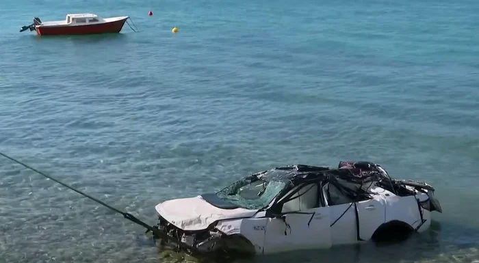 Four tourists died after their car fell into the sea: video capture