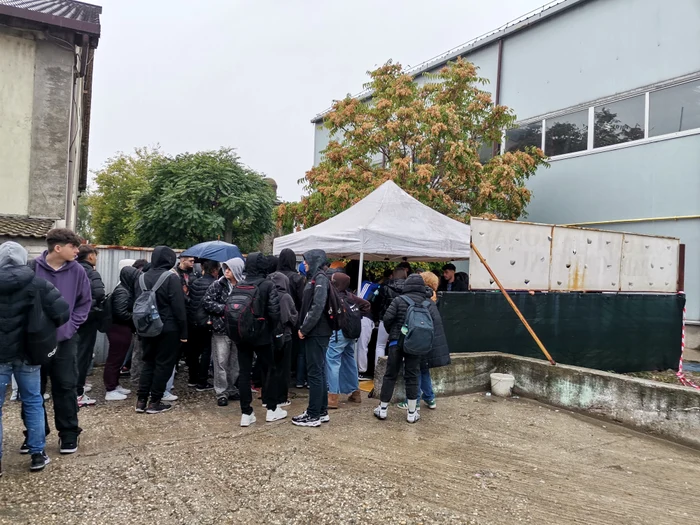 Adolescents stood in a row to make photo donations: Alina Mitran