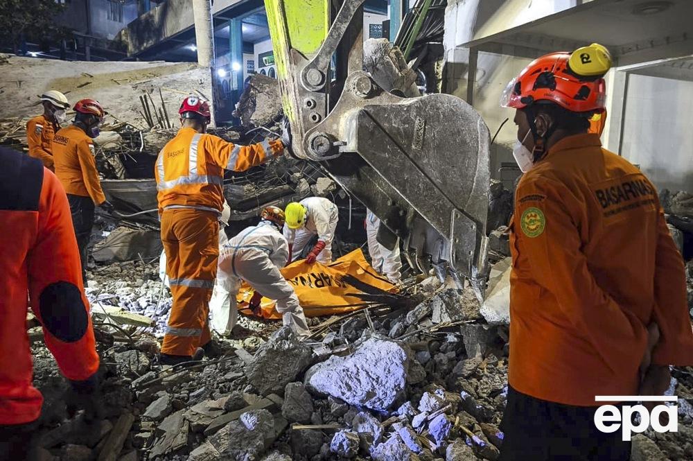 In Indonesia, due to illegal completion, a school fell, at least 60 dead. Photo 5