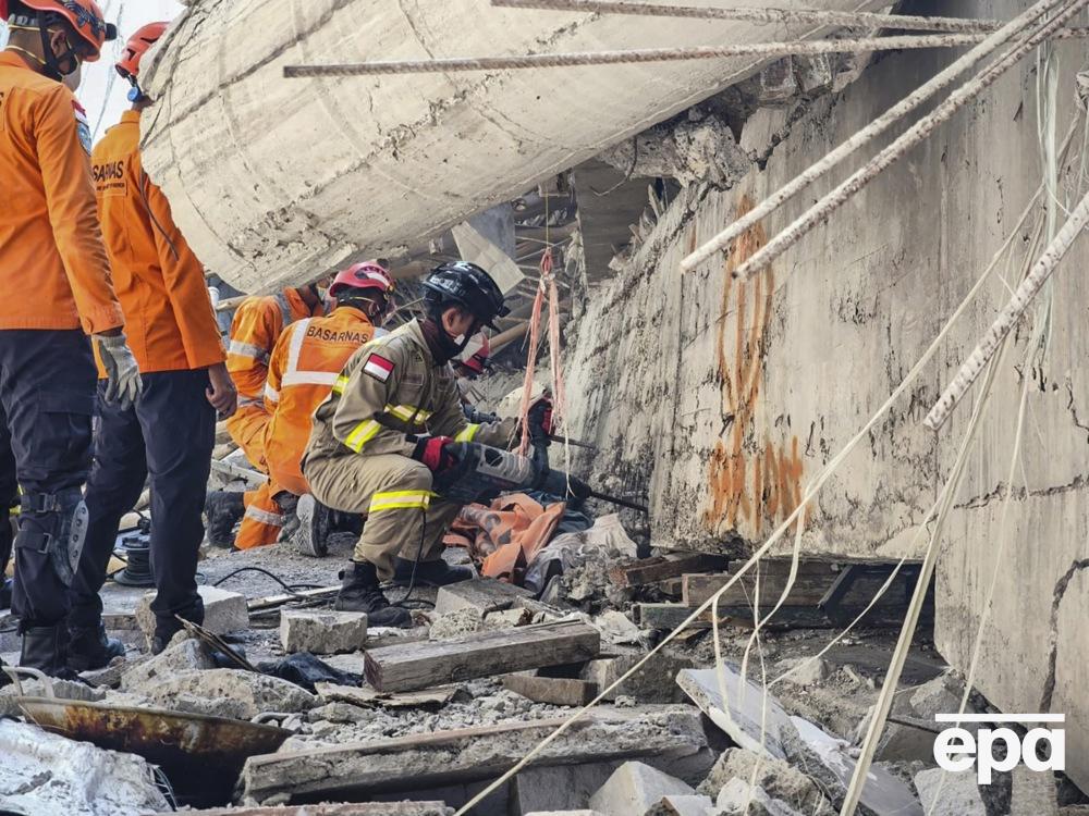 In Indonesia, due to illegal completion, a school fell, at least 60 dead. Photo 6