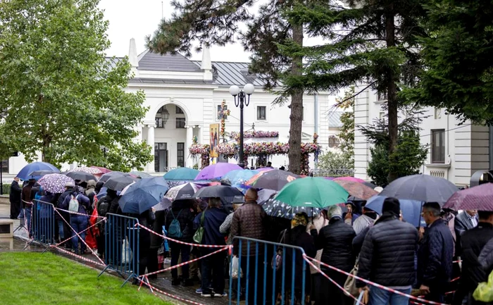 Huge tail in Iasi, on the first day of pilgrimage Photo doxology
