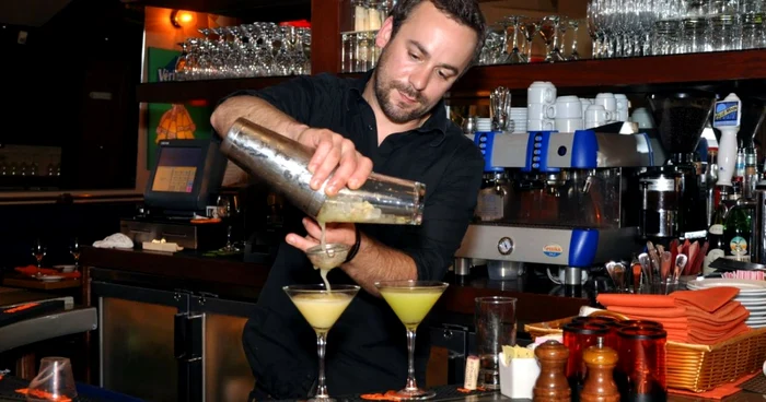 A bartender makes cockteils